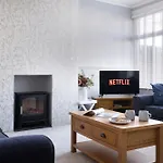 3 Bed, Central, Parking, Conference Centre 5 Mins- The Hub *