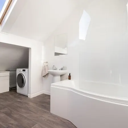 3 Bed, Central, Parking, Conference Centre 5 Mins- The Hub