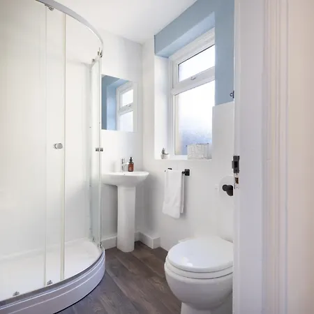 Vakantiehuis 3 Bed, Central, Parking, Conference Centre 5 Mins- The Hub