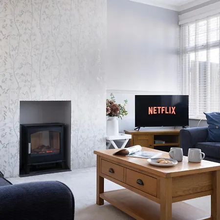 3 Bed, Central, Parking, Conference Centre 5 Mins- The Hub *