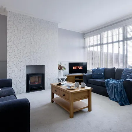 Vakantiehuis 3 Bed, Central, Parking, Conference Centre 5 Mins- The Hub *