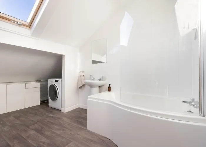 3 Bed, Central, Parking, Conference Centre 5 Mins- The Hub