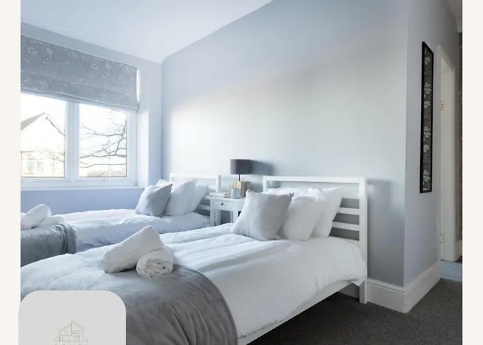 3 Bed, Central, Parking, Conference Centre 5 Mins- The Hub