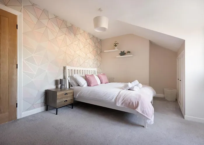 Semesterbostad 3 Bed, Central, Parking, Conference Centre 5 Mins- The Hub