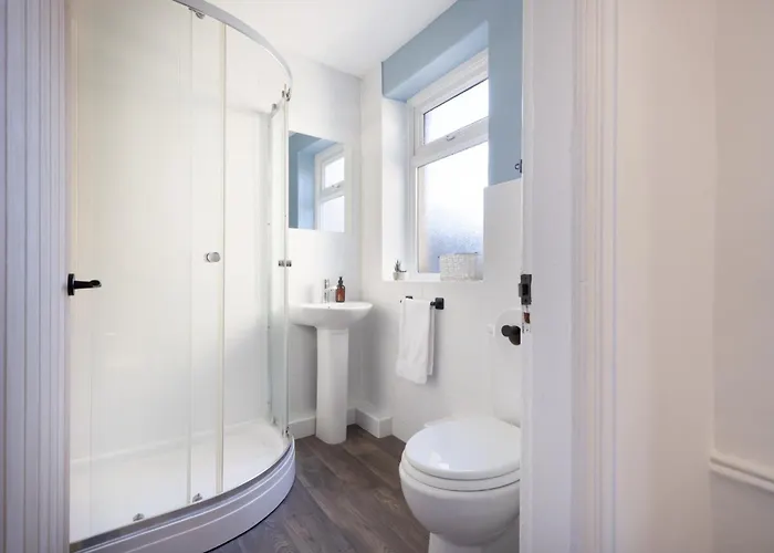 Feriehus 3 Bed, Central, Parking, Conference Centre 5 Mins- The Hub