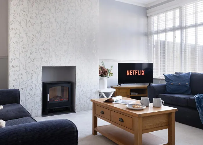 3 Bed, Central, Parking, Conference Centre 5 Mins- The Hub *