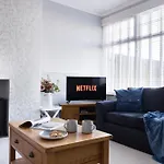 Holiday home 3 Bed, Central, Parking, Conference Centre 5 Mins- The Hub