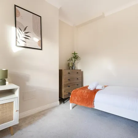 3 Bed, Central, Parking, Conference Centre 5 Mins- The Hub * הרוגייט