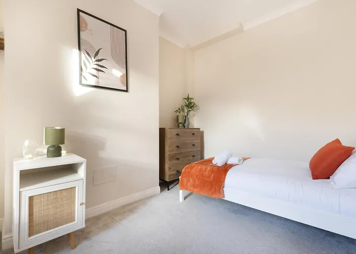 3 Bed, Central, Parking, Conference Centre 5 Mins- The Hub * הרוגייט