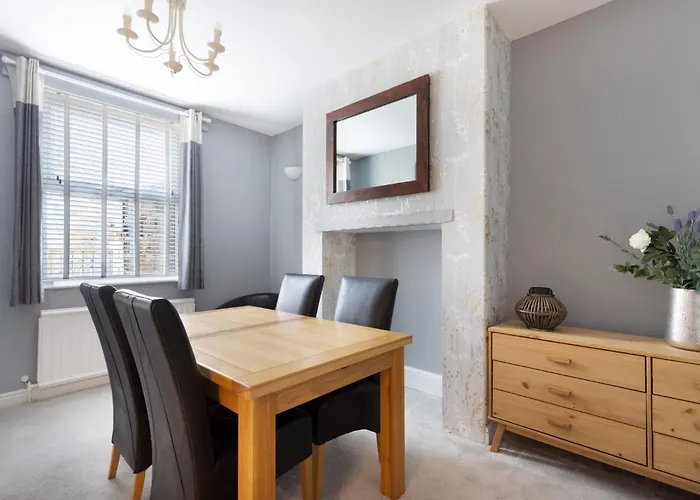 3 Bed, Central, Parking, Conference Centre 5 Mins- The Hub בית נופש *