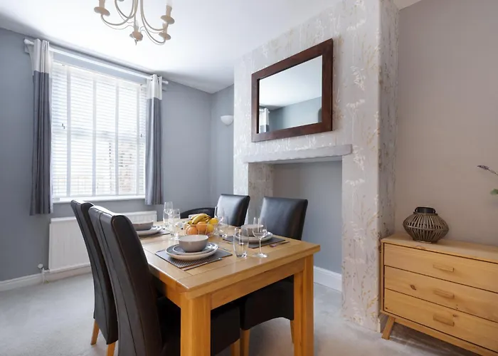 3 Bed, Central, Parking, Conference Centre 5 Mins- The Hub * הרוגייט